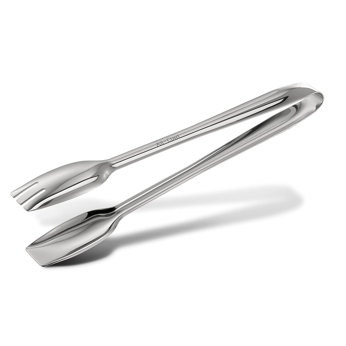 Pinzas All-Clad con extremos anchos para agarrar alimentos grandes.
