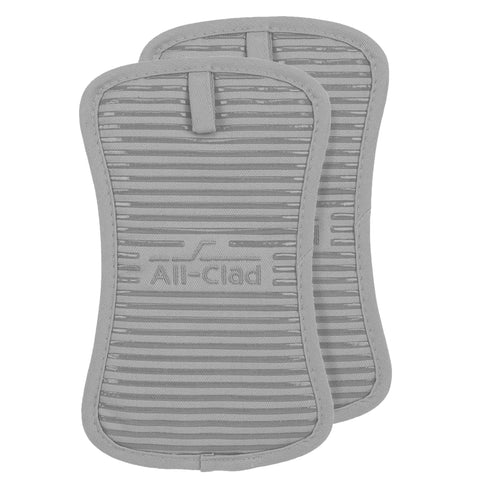 All-Clad posamanos de silicona, vista trasera, agarre firme para sartén caliente.