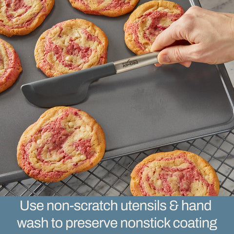 All-Clad Pro-Release apta para horno hasta 450°F para recetas versátiles.