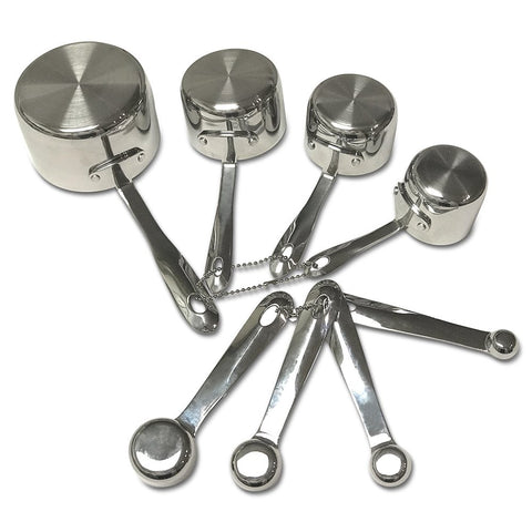All-Clad taza medidora con mango remachado para agarre seguro y duradero.