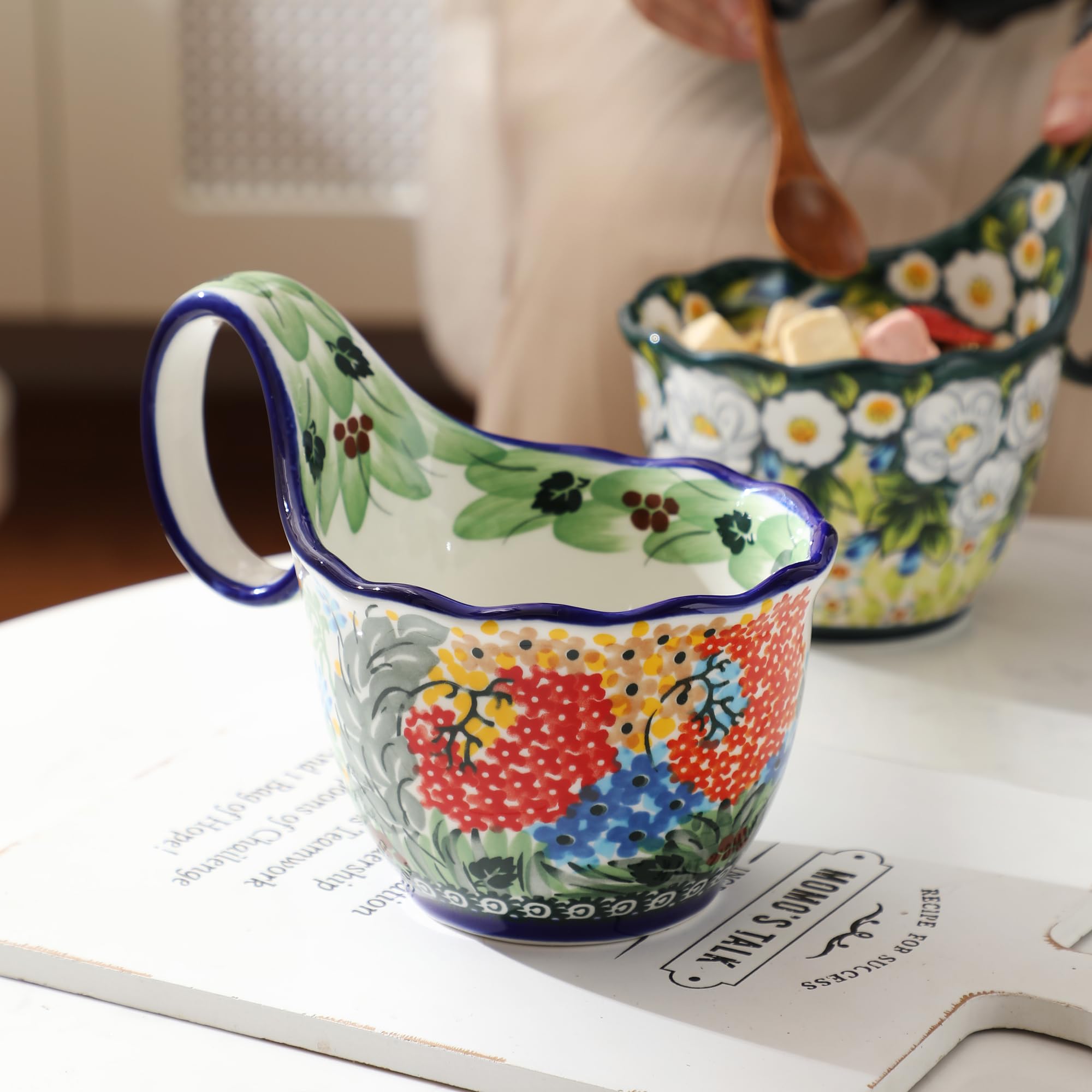 ALMA cuenco con detalle pintado a mano para decorar la mesa.