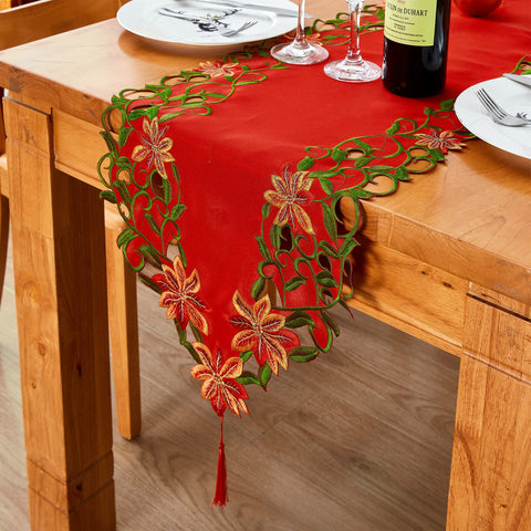 AMARED detalle bordado flor roja y hojas, enfatiza un estilo festivo y acogedor.