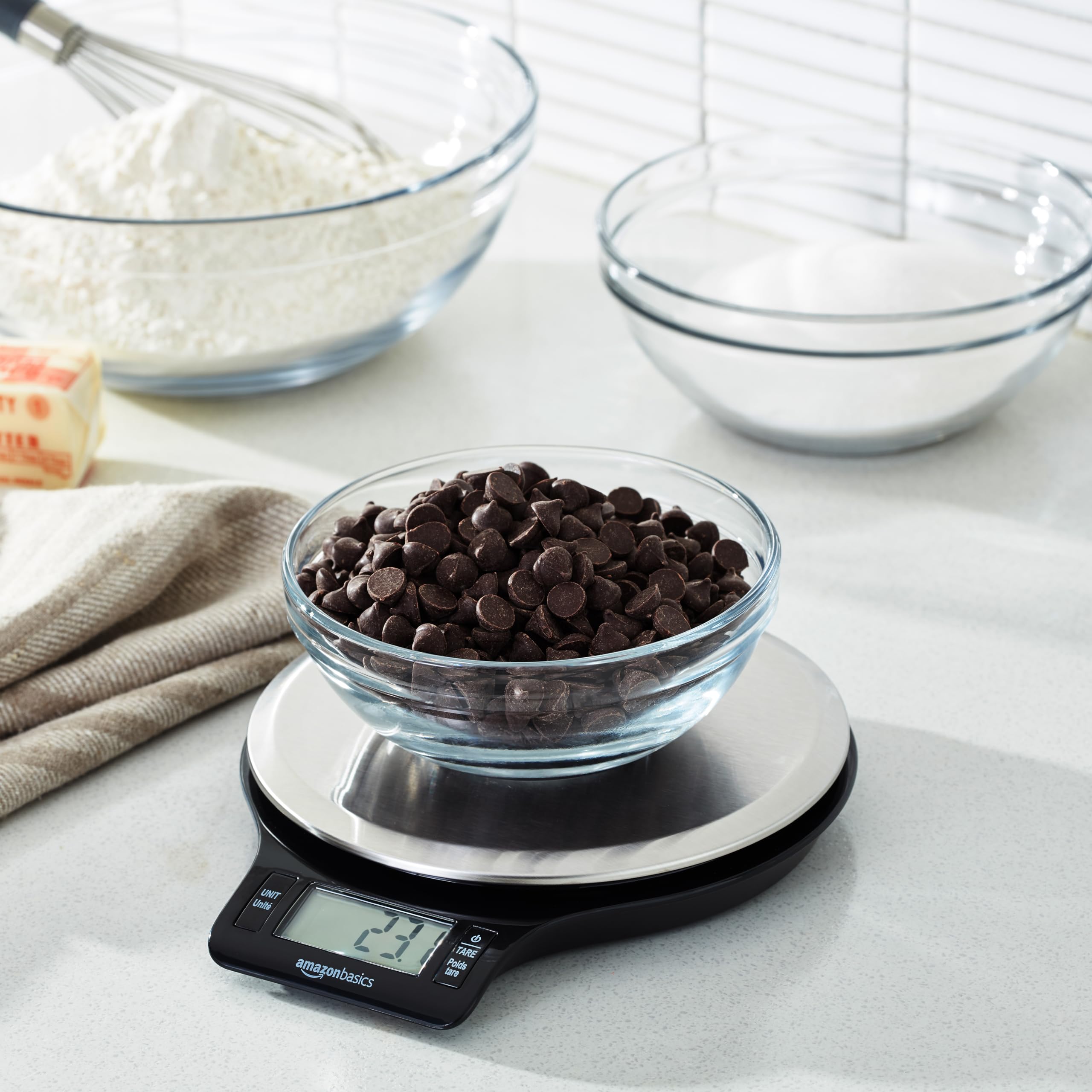 Amazon Basics en encimera de cocina mostrando aspecto práctico y moderno