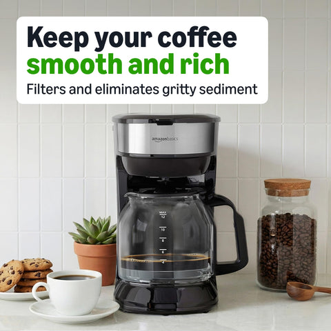 Amazon Basics filtro colocado en cafetera en uso para preparar café sin posos visibles