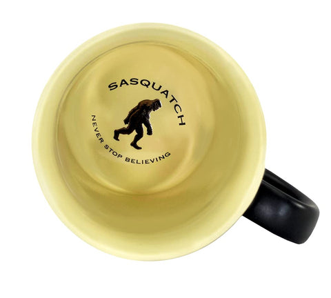 Americaware Taza cerámica resistente con emblema Bigfoot, perfecta para bebidas calientes.