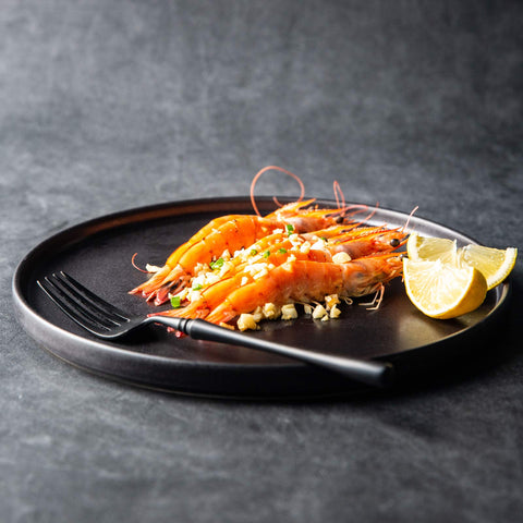 Diseño moderno y minimalista de los platos AmorArc para mesas ordenadas.