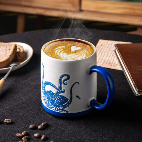 AmorArc taza con mango amplio para un agarre cómodo.