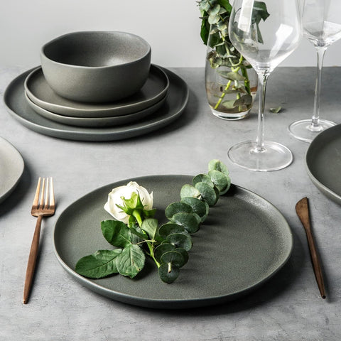 AmorArc plato entrante ondulado brillo: toque distintivo para ensaladas coloridas.