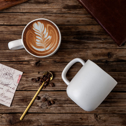 AmorArc taza cerámica blanco mate, diseño elegante y fácil de limpiar.