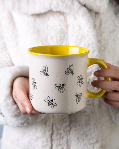 Taza AmorArc 22 oz con asa grande, agarre cómodo al beber.