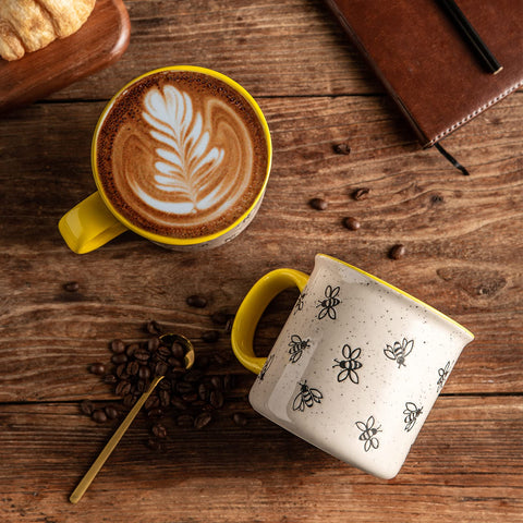 Interior brillante de la taza AmorArc 22 oz para limpieza fácil.