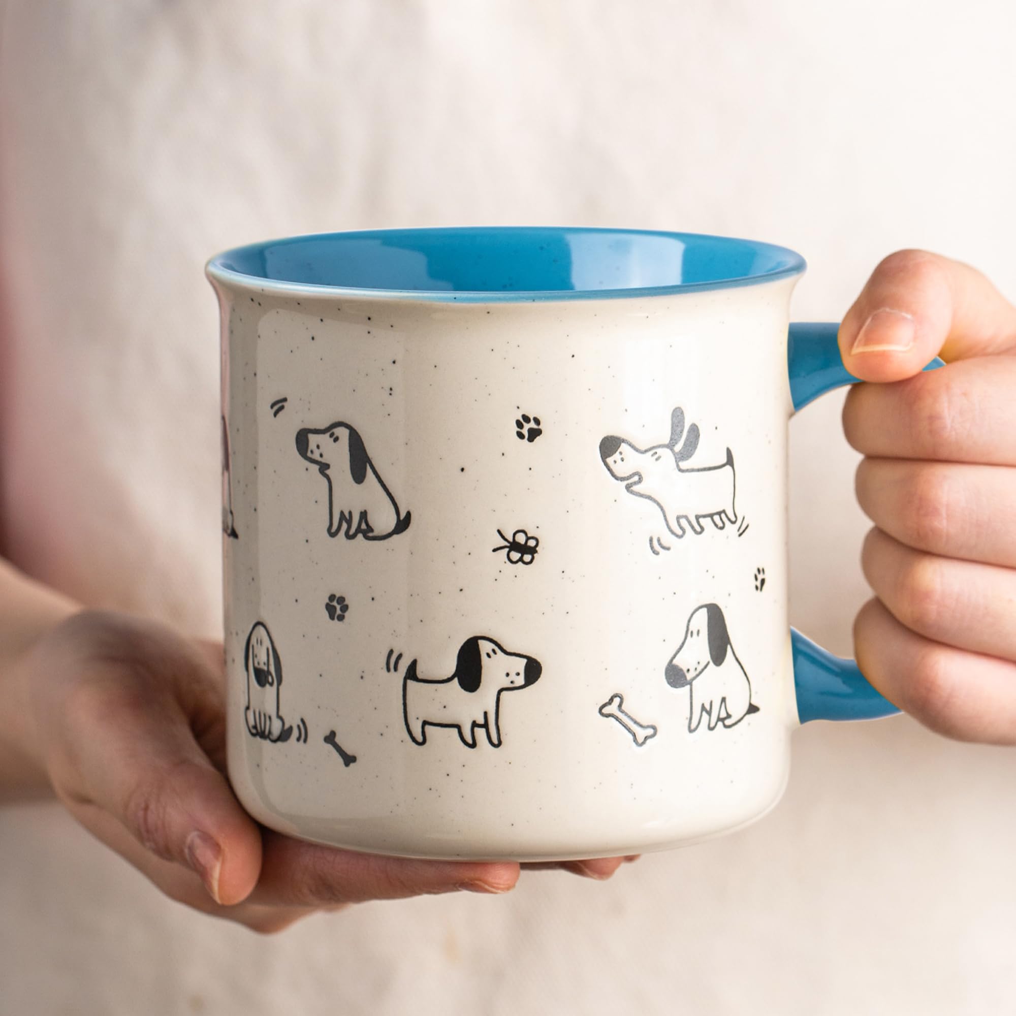 Patrón perros y gatos en tazas AmorArc para un toque divertido.