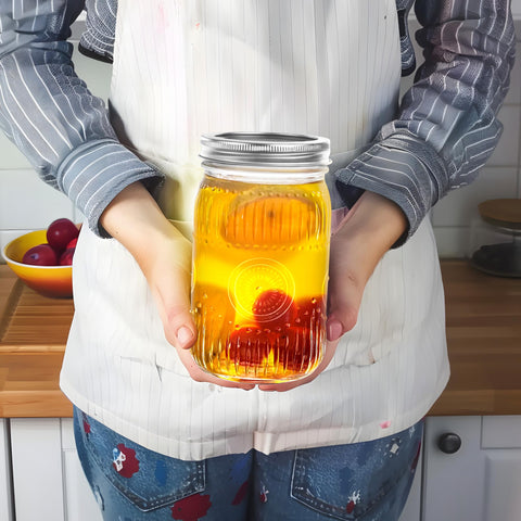 La jarra Amzcku Mason 32oz en rojo luce con un motivo girasol