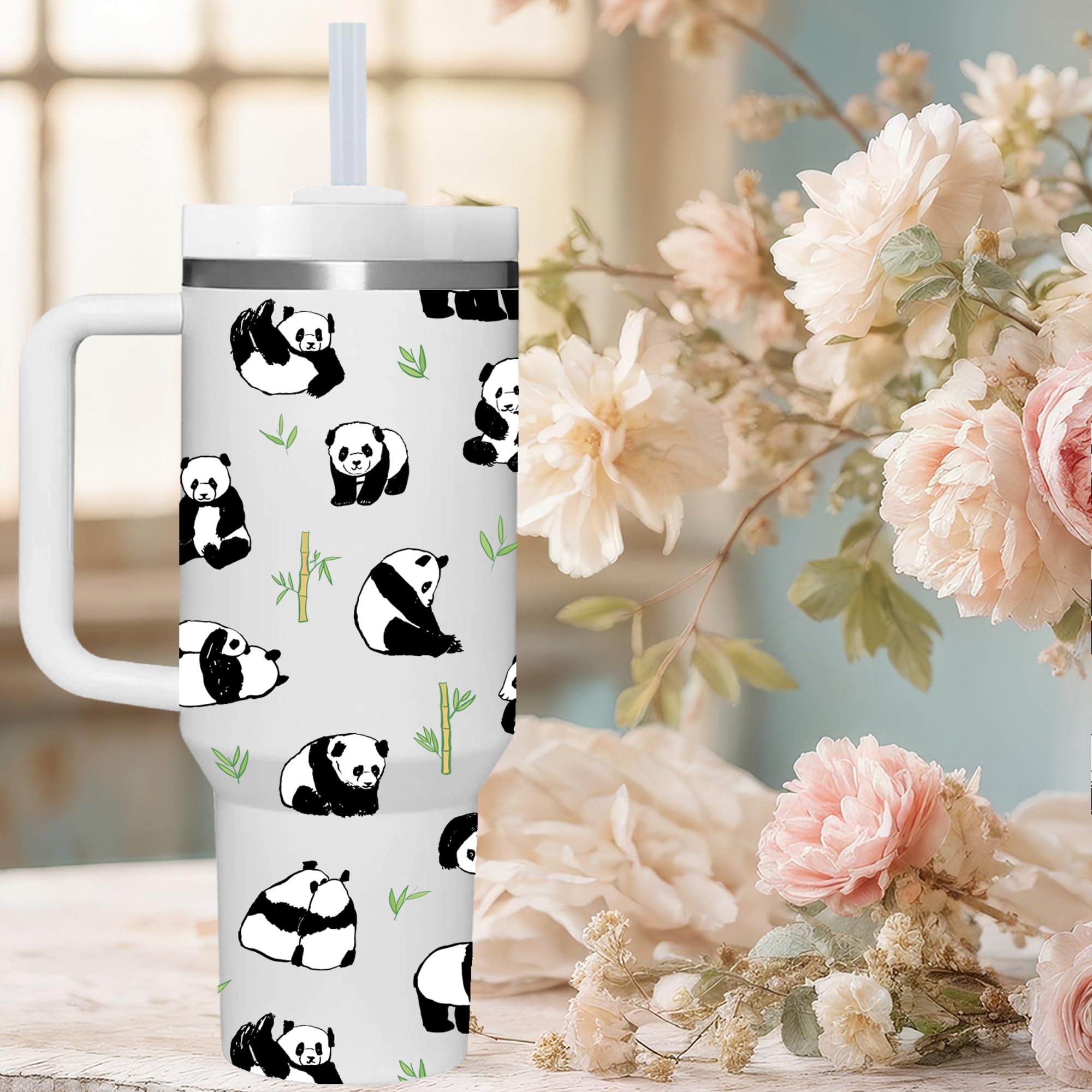 AMZUShome Panda tumbler en escritorio, permanece frío o caliente durante el día.