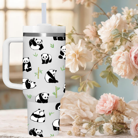 AMZUShome Panda tumbler en escritorio, permanece frío o caliente durante el día.