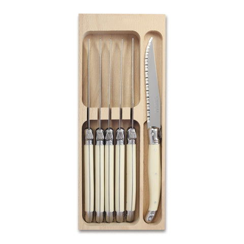 Cuchillos Andre Verdier Laguiole Debutant para filetear en mesa elegante.