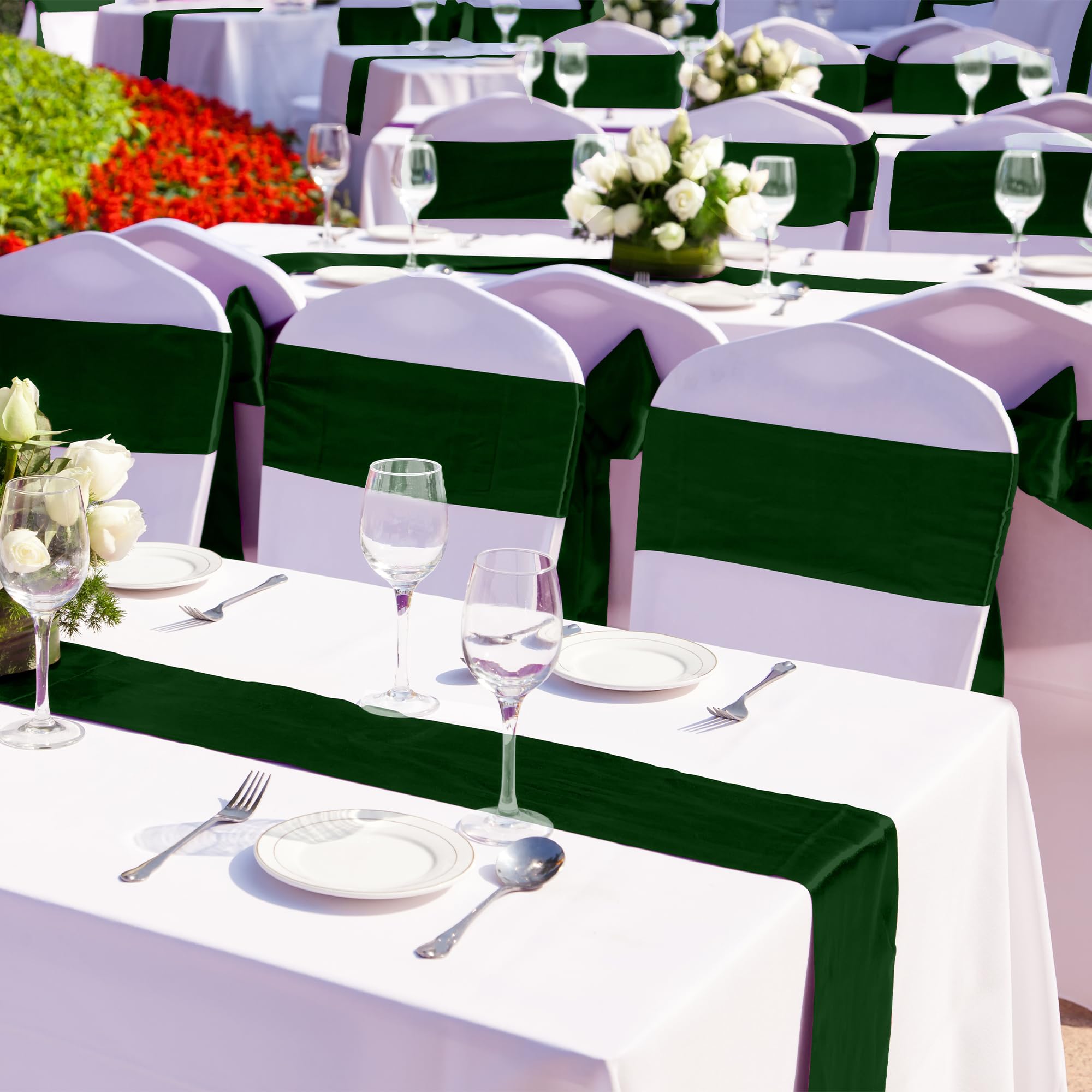 Aneco camino de mesa satinado verde bosque, detalles brillantes que realzan la mesa.
