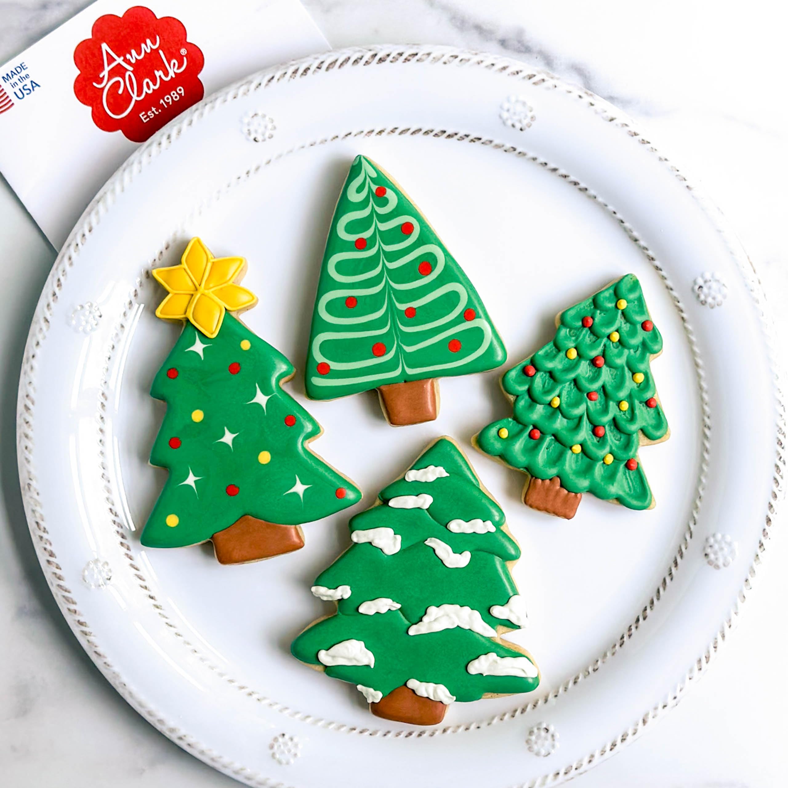 Ann Clark Cookie Cutters: diseño-clasico-arbol, facilita formas uniformes para decoraciones navideñas.