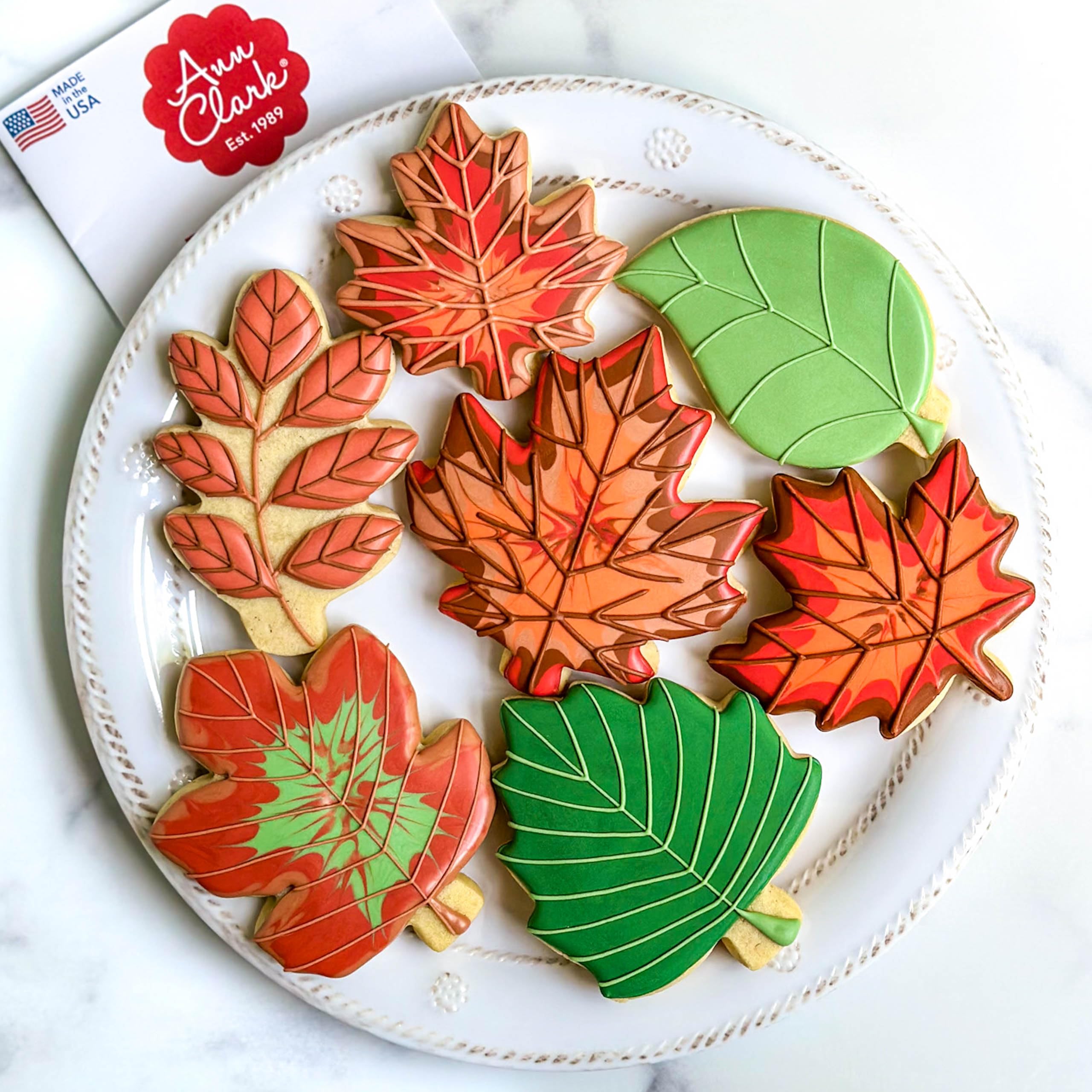 Cortador Ann Clark hoja arce para galletas festivas y acabado detallado.