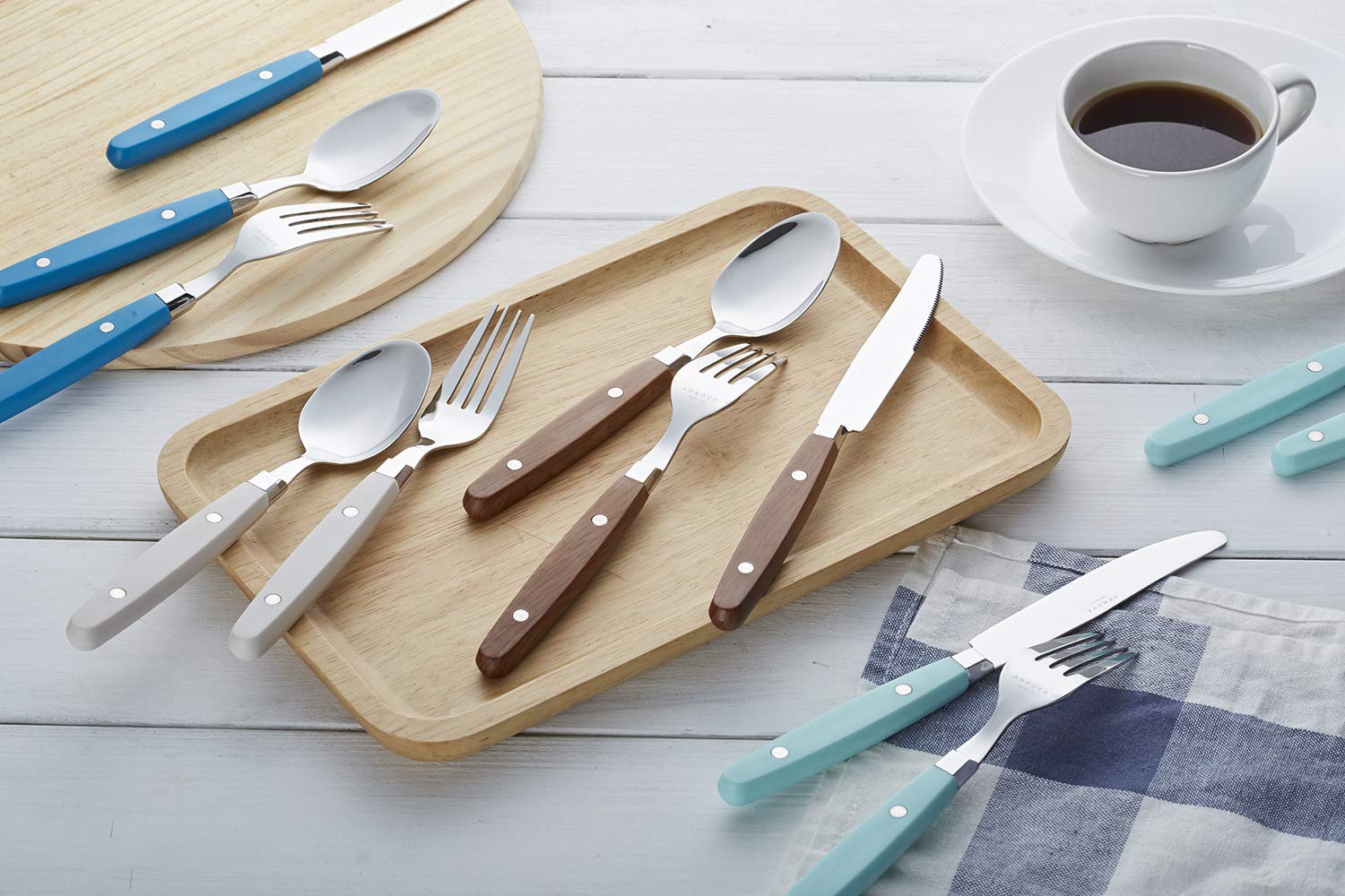 Cucharas de cena Annova turquesa, acabado pulido para una mesa elegante.