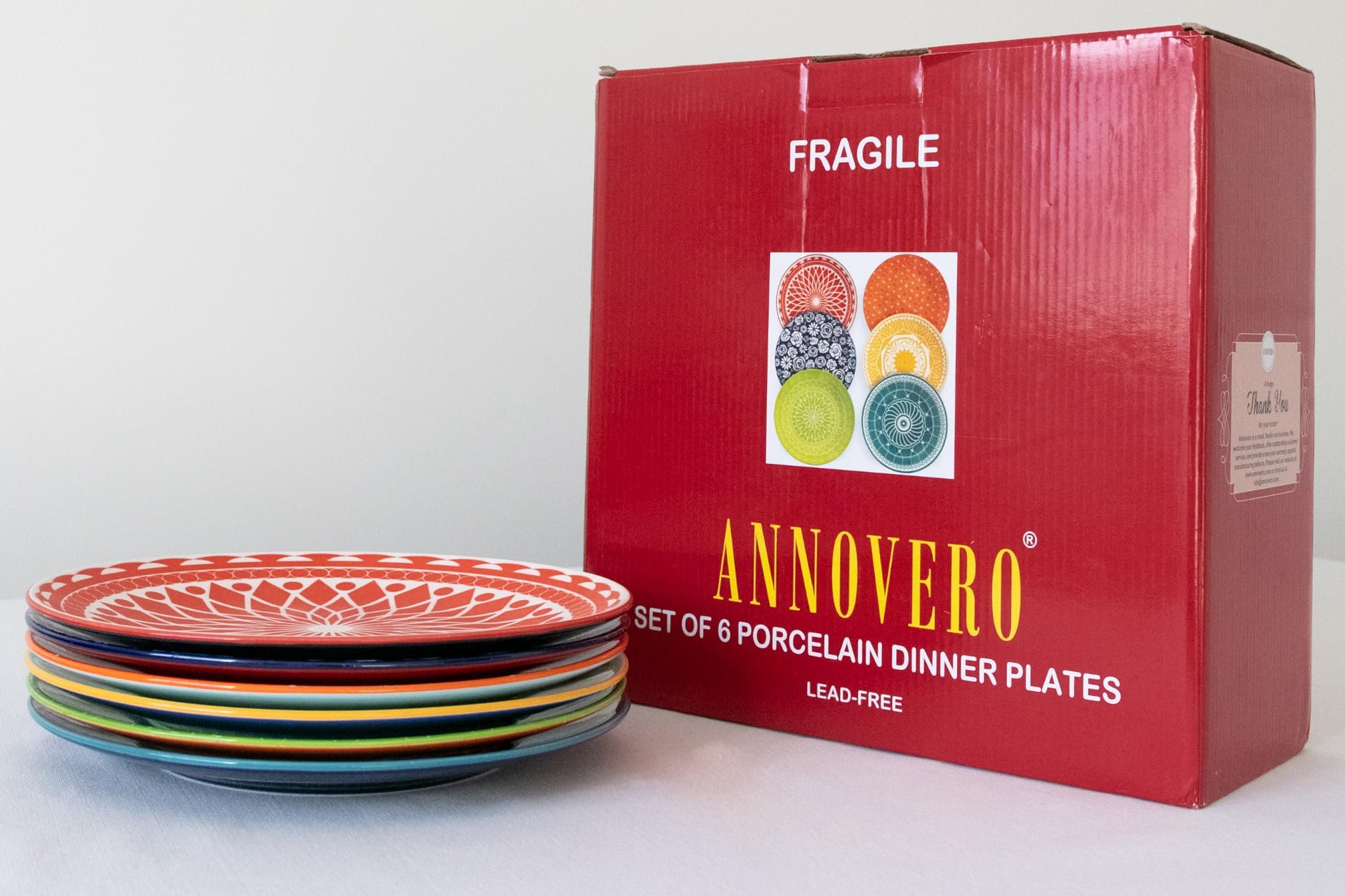 Annovero juego de seis platos, colores desparejados para mesa divertida.