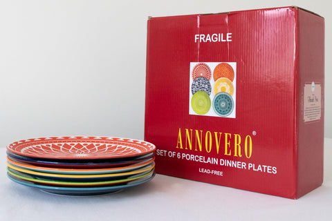 Annovero juego de seis platos, colores desparejados para mesa divertida.