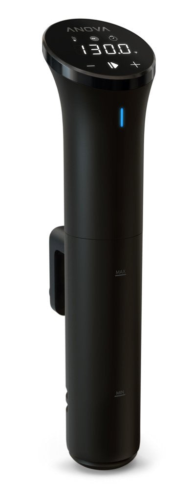 Anova Culinary Nano 2.0 conectado a olla para cocción sous vide precisa y jugosa.