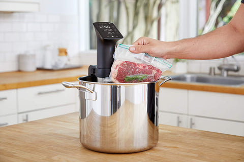 Anova Culinary Sous Vide Pro, detalle de control, mantiene temperatura estable para carnes jugosas.