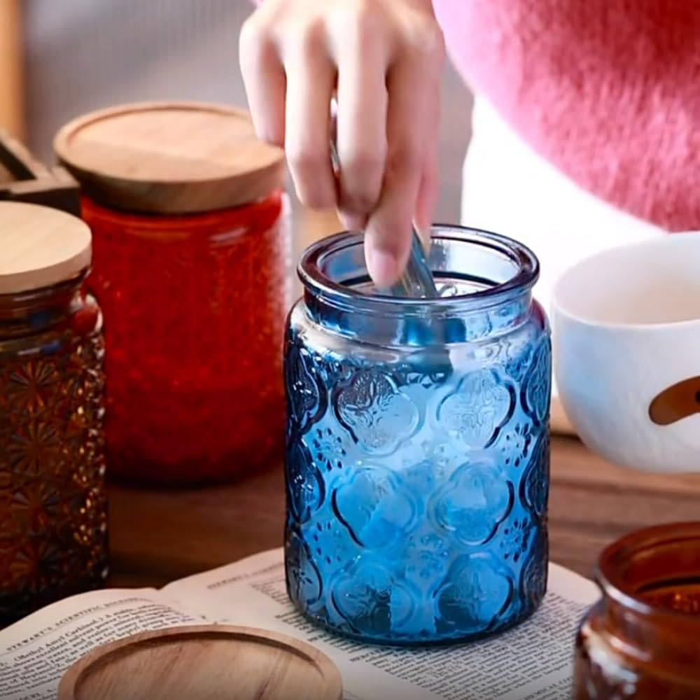 Jarras ANSQU de vidrio azul como vaso decorativo para plantas pequeñas.
