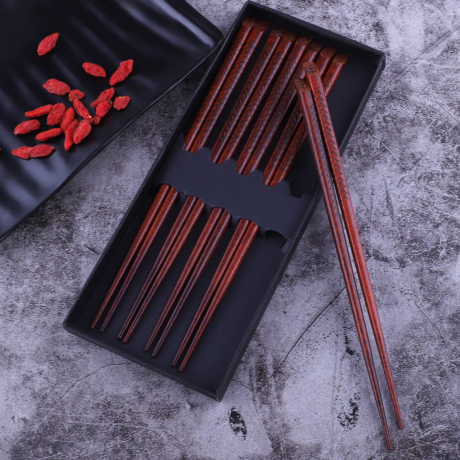 Palillos tallados a mano Antner aportan acabado único para mesa sofisticada.
