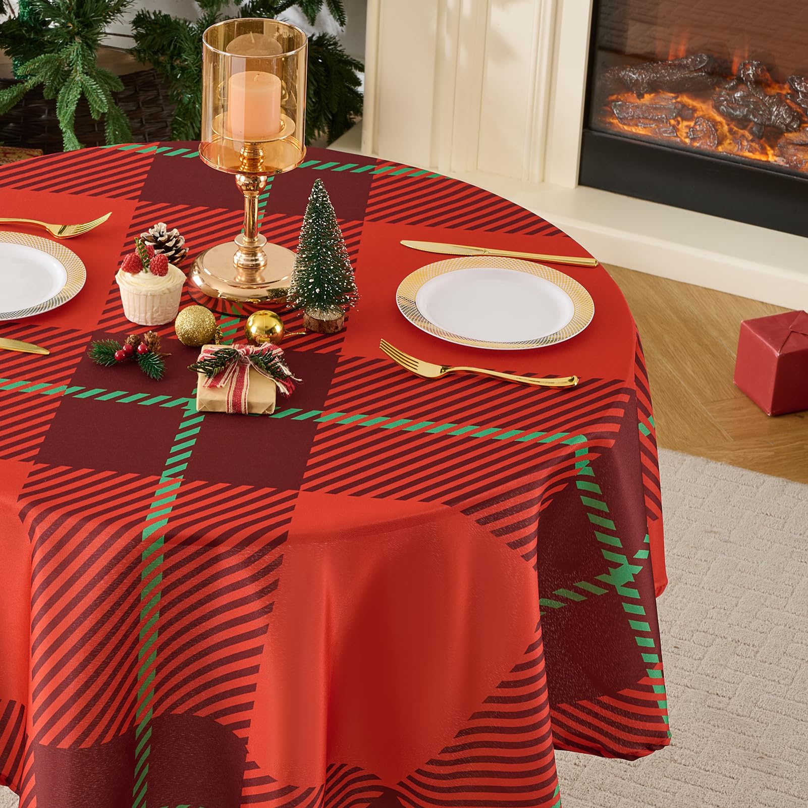 Mantel a cuadros rojos, ideal para cenas navideñas y decoraciones.
