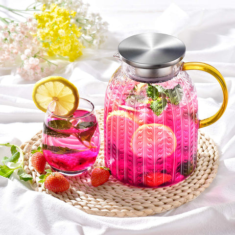 Jarra Aofmee 60oz vertiendo una bebida en vaso, experiencia de servicio