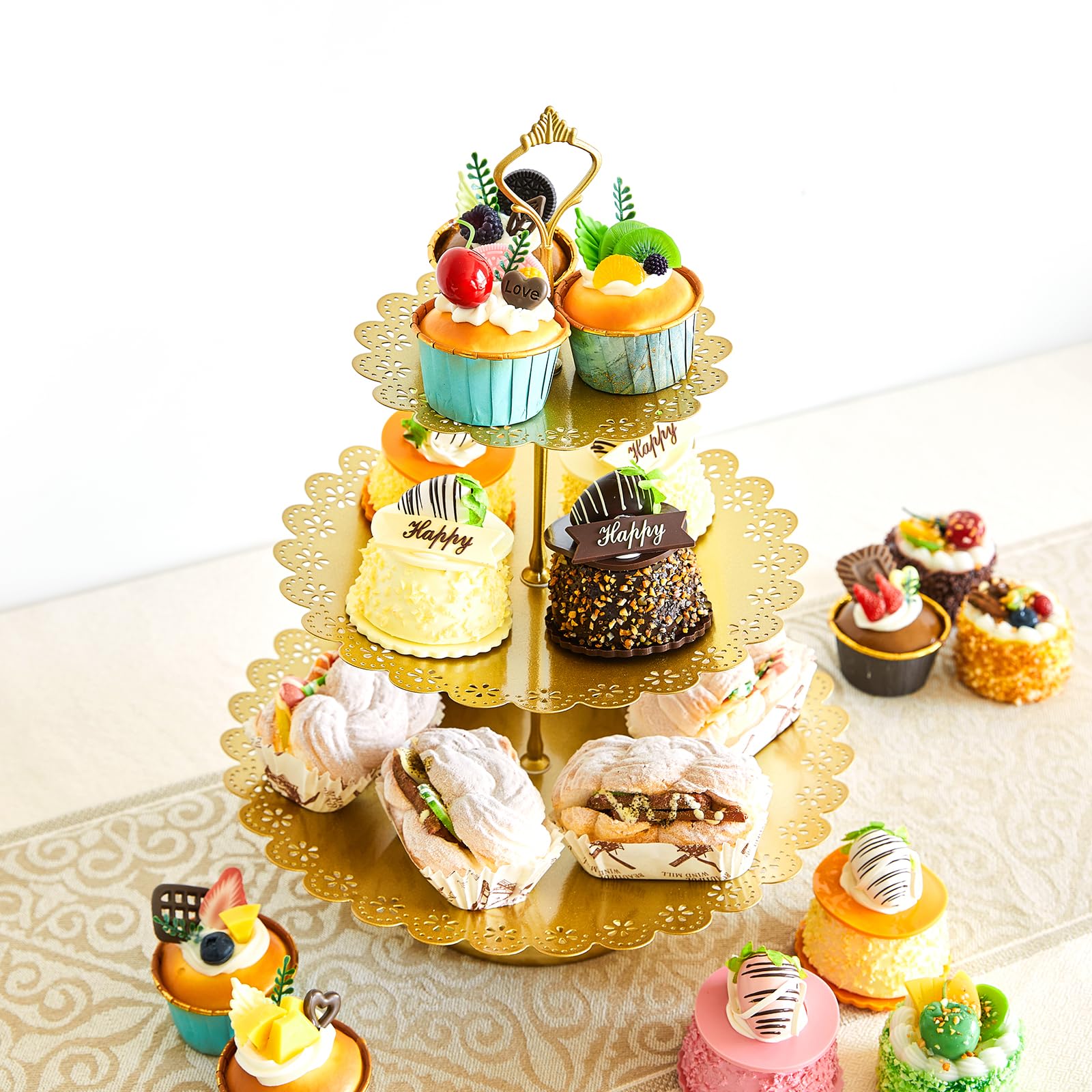 Torre de torta dorada de dos niveles de Aofure para bodas