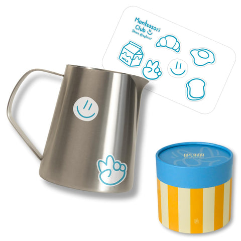 La jarra mini de APLAINR verter para niños con control.