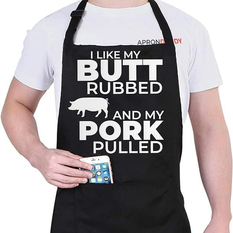 Delantal APRON DADDY, enfoque barbacoa frontal, ideal para asados con amigos.