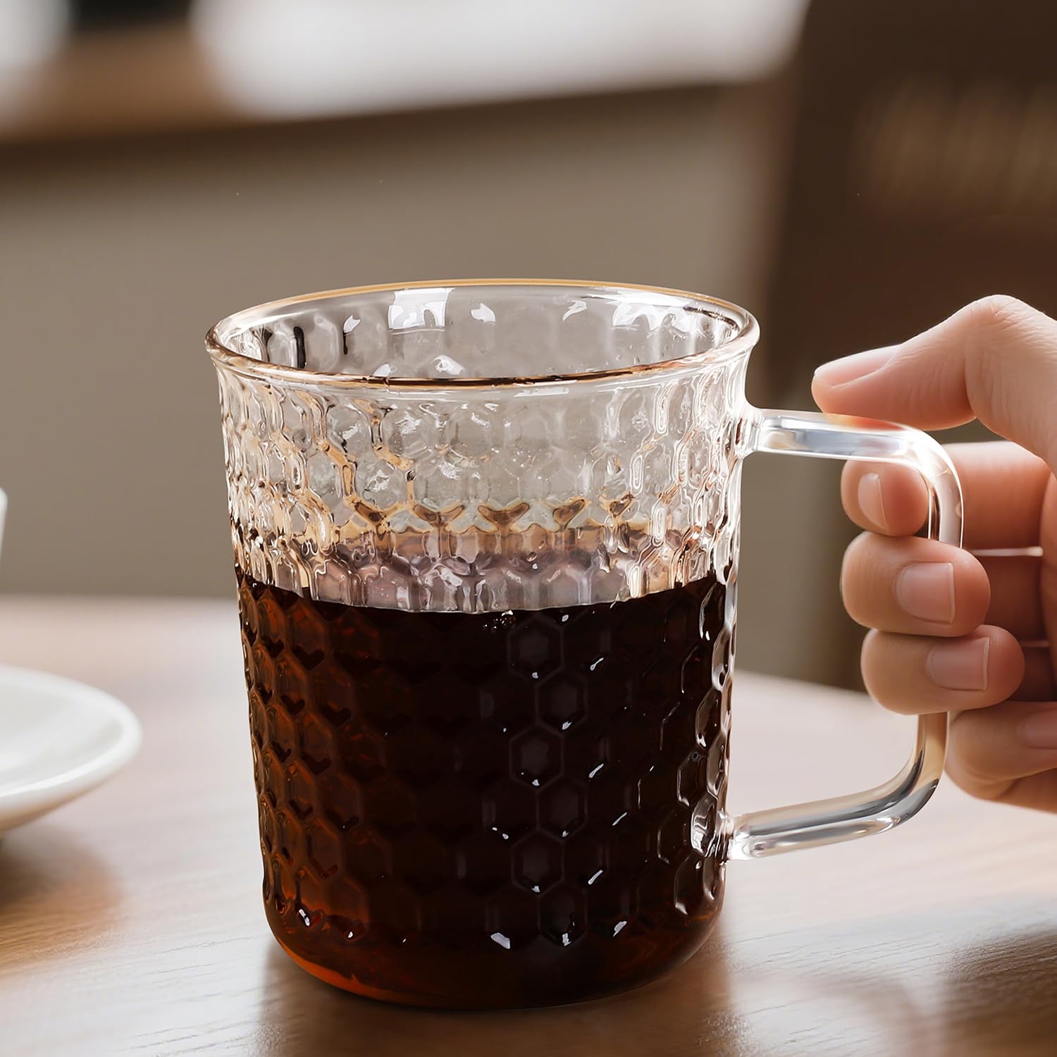Aquach mango ergonómico facilita agarre cómodo al beber en una mano.