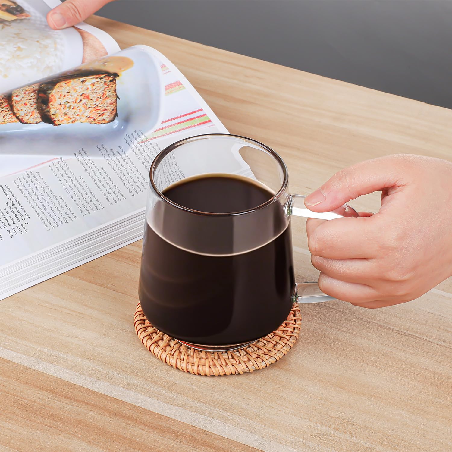 La taza Aquach de boca ancha facilita verter bebidas y mezclar.