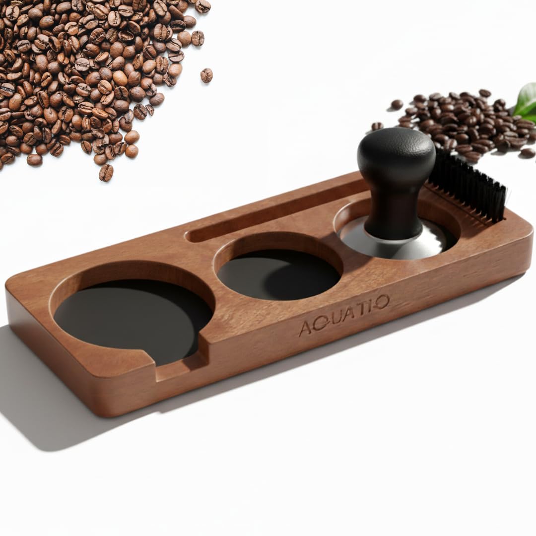Estación AquatiQ de compactación para espresso en madera, 51–58 mm, mantiene ordenada la bancada.