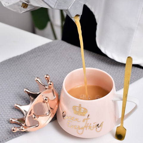 Taza Arawat con corona, para disfrutar momentos especiales.