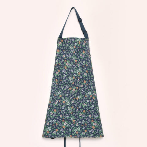 Delantal floral ARBINSON lavable a máquina para uso diario.