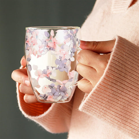 Arefen vaso vidrio con flores secas, ideal para ritual de café o té.