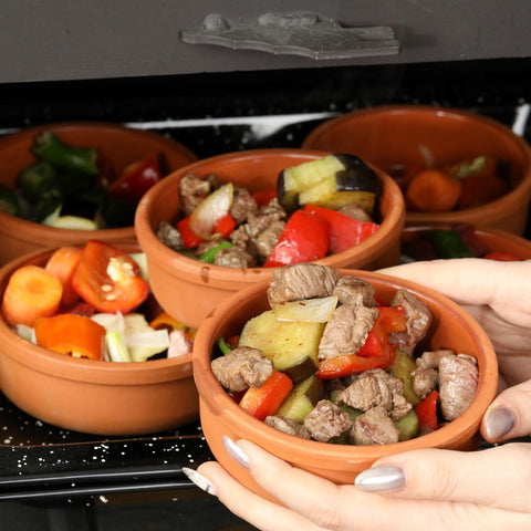 Areste utensilios de arcilla para cocinar platos mexicanos
