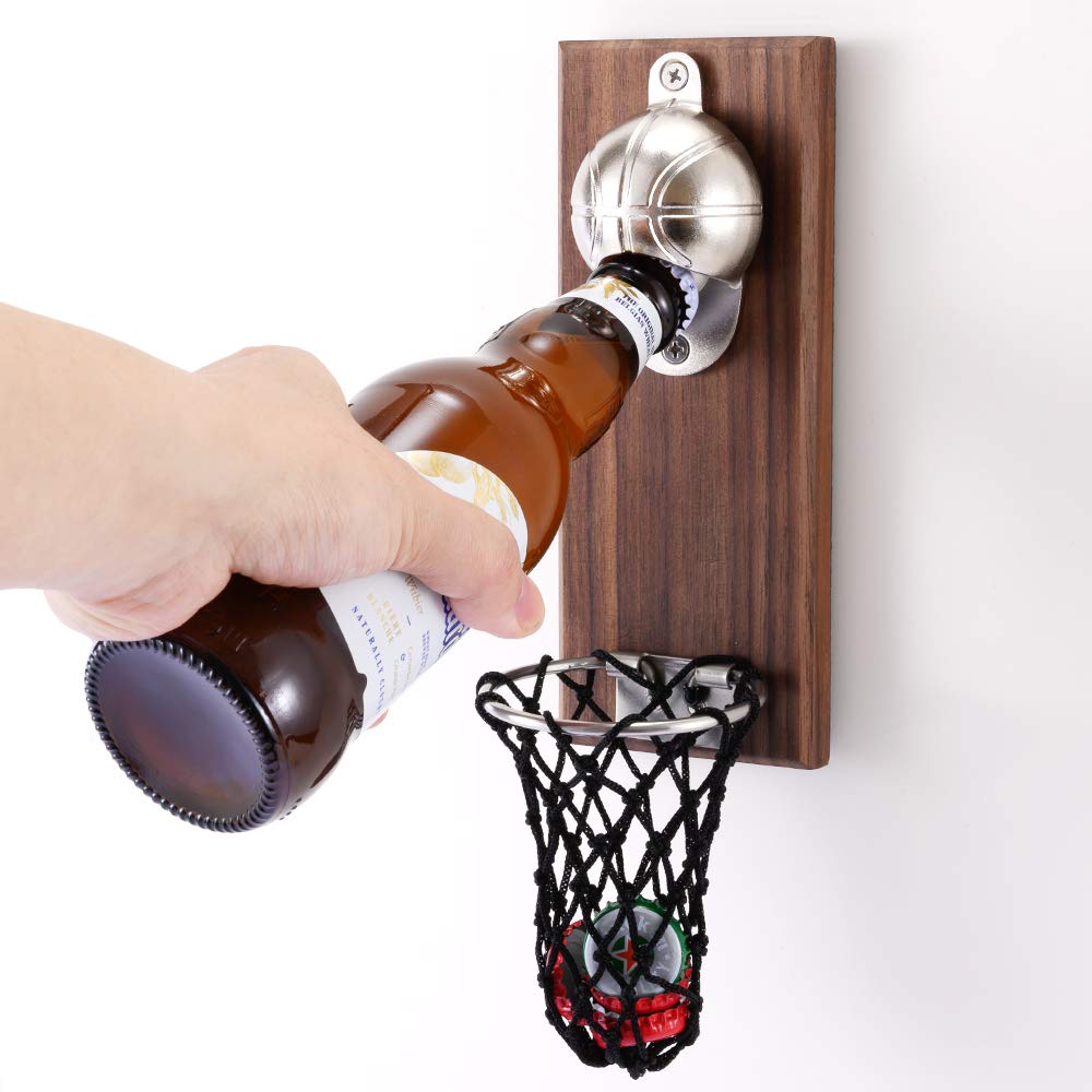 Arola abrebotellas baloncesto montado en pared con imán y tapas recogidas.