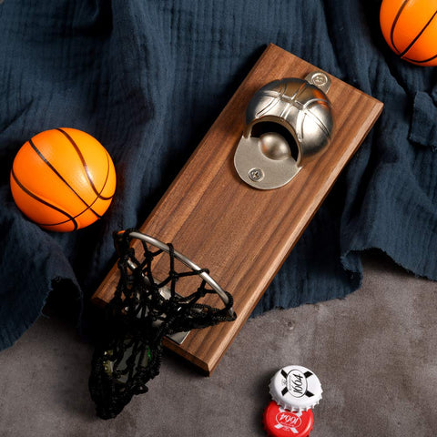 Arola recogetapas baloncesto recogiendo tapas tras abrir cerveza.