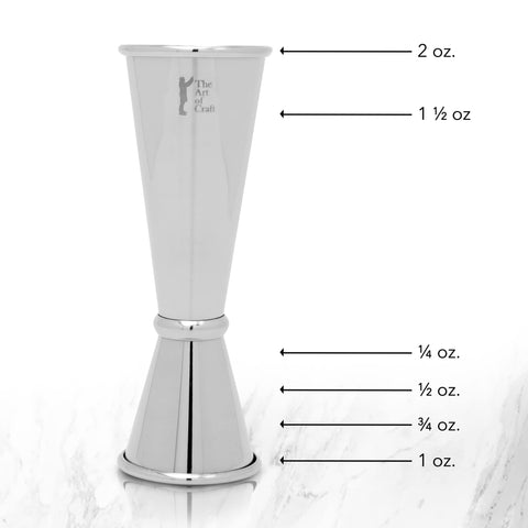 Conjunto arte de craft: vaso de mezcla de cristal limpio para cócteles perfectamente batidos.