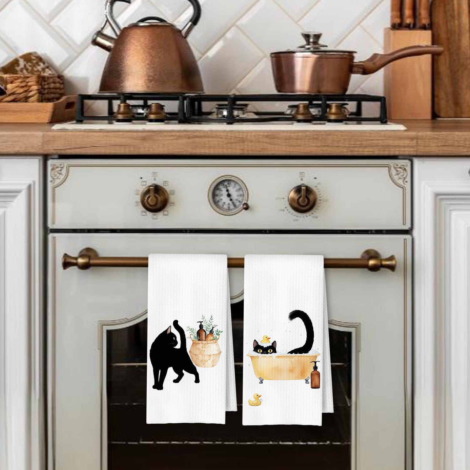 Detalle del gato negro en toalla ArtisaEura, decoración de baño.