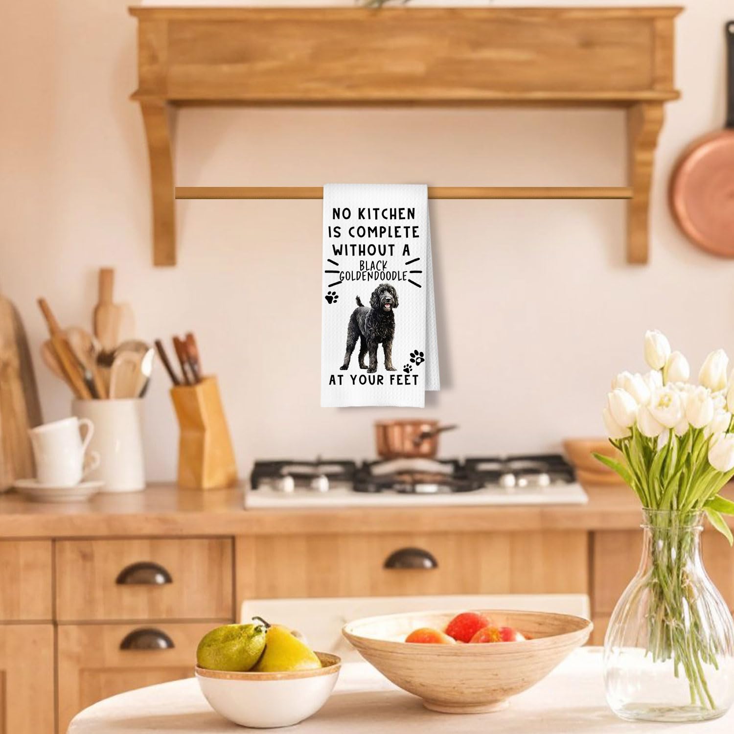Toallas de cocina ArtisaEura con patrón panal negro, decoran la cocina.