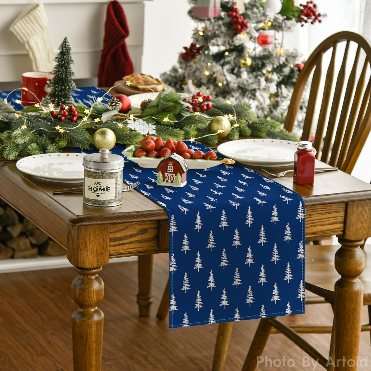 Artoid Mode mantel azul navideño en acción, perfecto para fiestas y reuniones