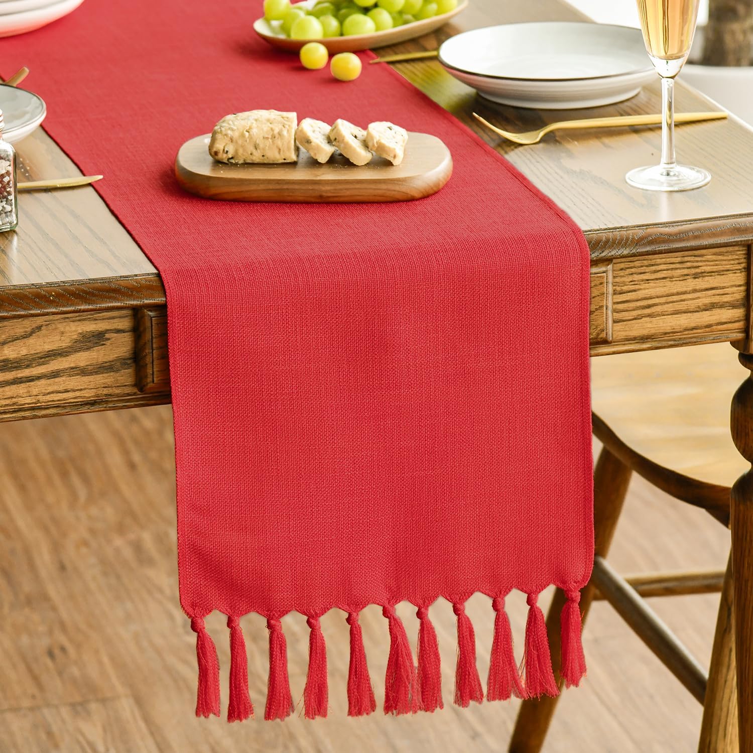 Artoid Mode camino de mesa rojo con borla para ambiente festivo.