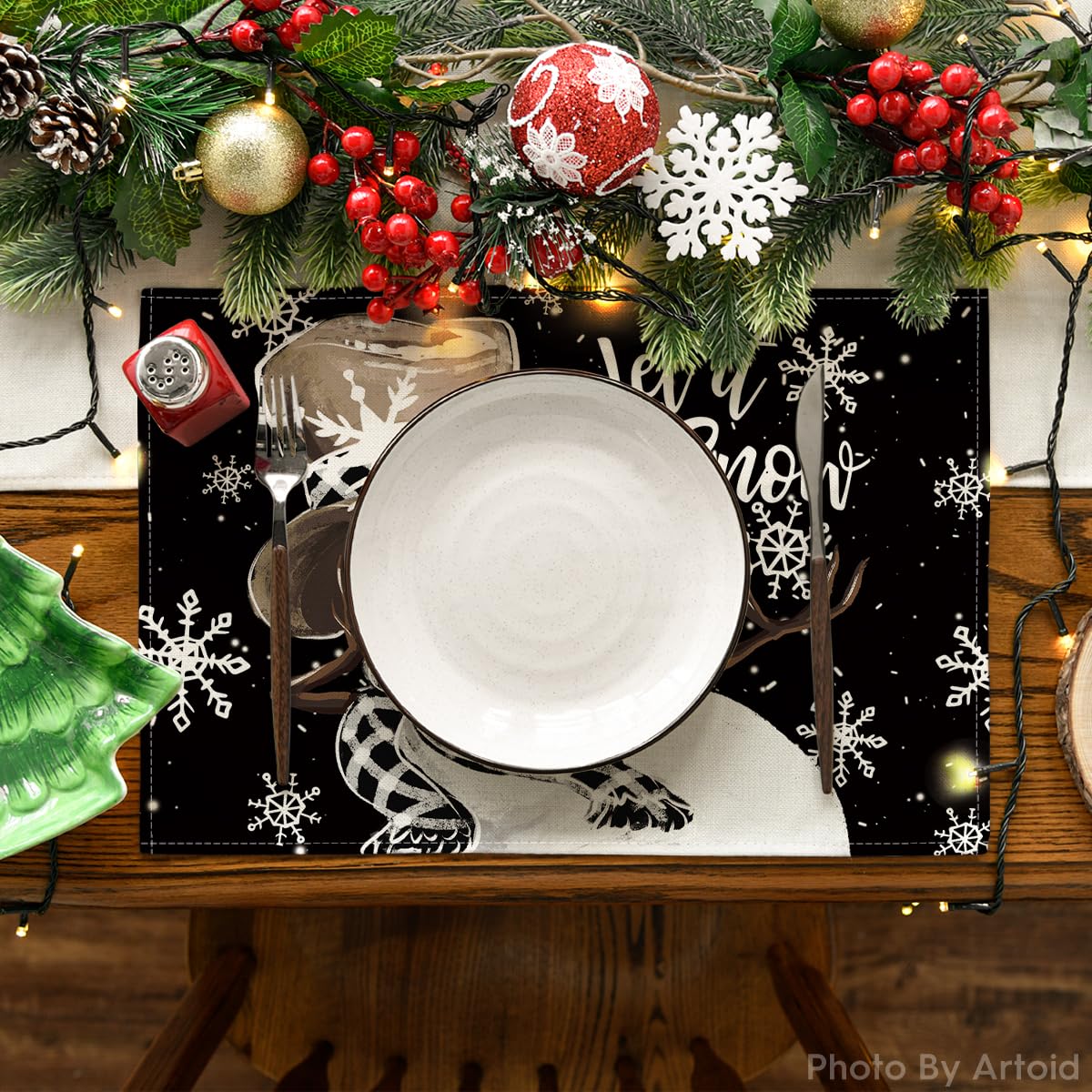 Artoid Mode copos de nieve decoran la mesa; mejora la atmósfera navideña en reuniones.